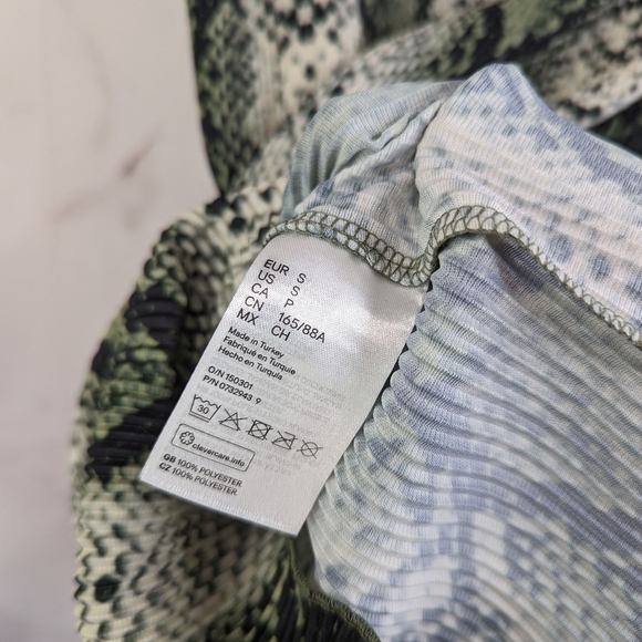 H&M Dress Womens Small Green Snake Print  Lettuce Hem Crew Neck Shift T Shirt - Picture 9 of 11